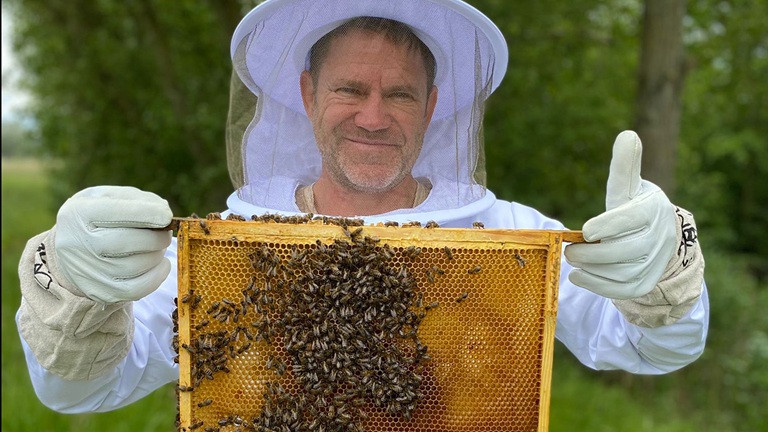 Cápák és kobrák után most a méhek világát fedezi fel Steve Backshall